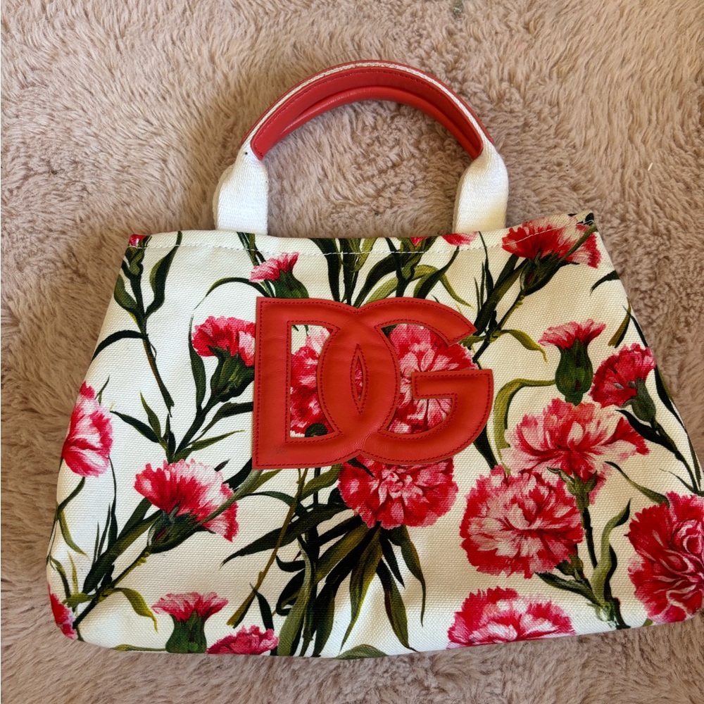 Red and White Floral Tote Bag with Structured Design
